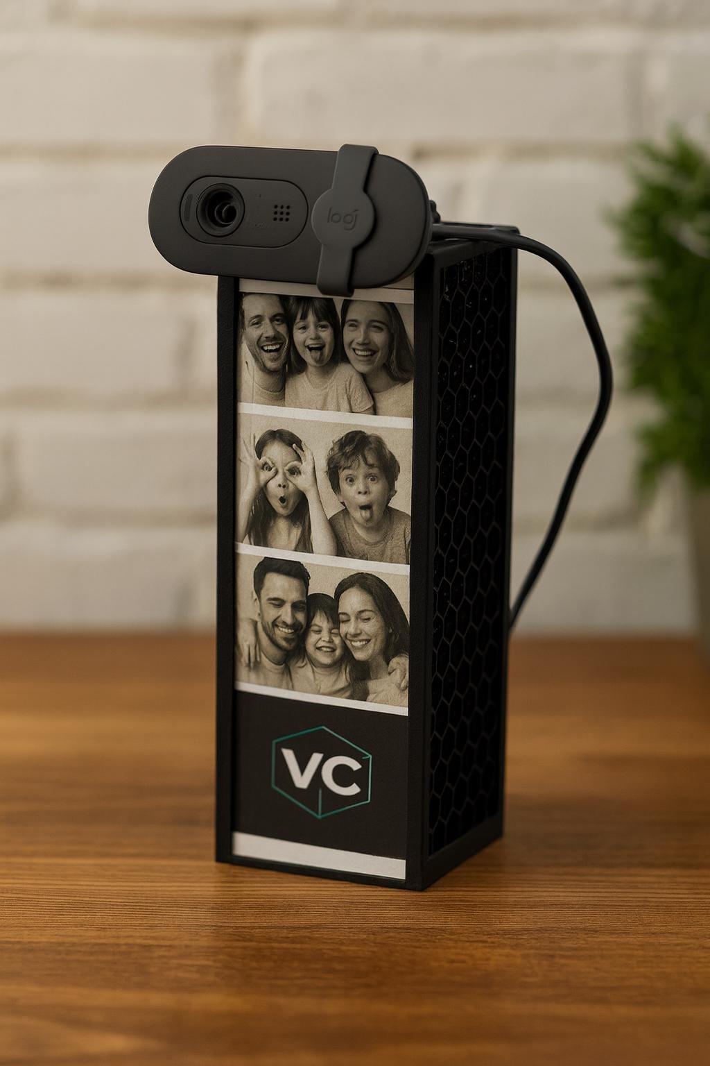 3D Printed Webcam Stand with Photo Holder: Desk Accessory
